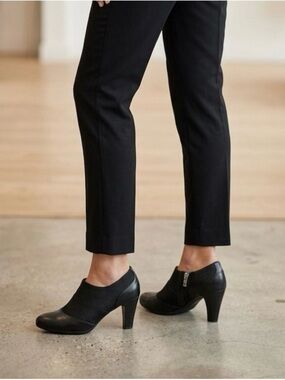 Adrienne Vittadini Black Stretch Panel Ankle Bootie Side zip Heels. Size 8.5